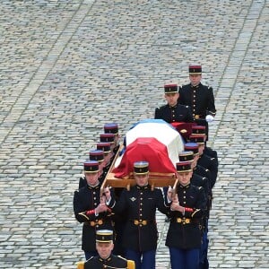 Marie-Sarah, petite fille de Jean d'Ormesson, Françoise, sa femme, et Héloïse, sa fille, le président Emmanuel Macron et sa femme Brigitte Macronlors de la cérémonie d'hommage national à Jean d'Ormesson à l'hôtel des Invalides à Paris le 8 décembre 2017. © Giancarlo Gorassini / Bestimage