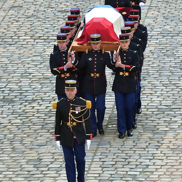 Marie-Sarah, petite fille de Jean d'Ormesson, Françoise, sa femme, et Héloïse, sa fille, le président Emmanuel Macron et sa femme Brigitte Macronlors de la cérémonie d'hommage national à Jean d'Ormesson à l'hôtel des Invalides à Paris le 8 décembre 2017. © Giancarlo Gorassini / Bestimage