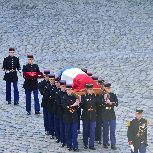 Marie-Sarah, petite fille de Jean d'Ormesson, Françoise, sa femme, et Héloïse, sa fille, le président Emmanuel Macron et sa femme Brigitte Macronlors de la cérémonie d'hommage national à Jean d'Ormesson à l'hôtel des Invalides à Paris le 8 décembre 2017. © Giancarlo Gorassini / Bestimage