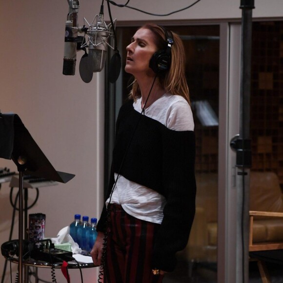 Céline Dion en studio. Facebook, décembre 2017