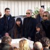 Brigitte Macron et les proches du rockeur devant la dépouille lors des obsèques de la star à l'église de la Madeleine à Paris, le 9 décembre 2017.