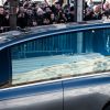 Le convoi funéraire de la dépouille du chanteur Johnny Hallyday descend l'avenue des Champs-Elysées accompagné de 700 bikers à Paris, France, le 9 décembre 2017.