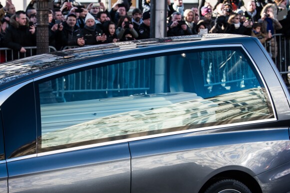 Le convoi funéraire de la dépouille du chanteur Johnny Hallyday descend l'avenue des Champs-Elysées accompagné de 700 bikers à Paris, France, le 9 décembre 2017.