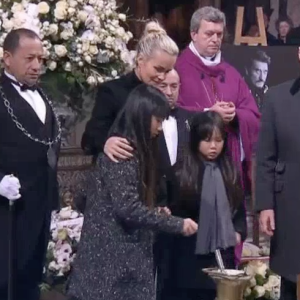 Laeticia Hallyday, Jade et Joy embrassent le cercueil de Johnny Hallyday à Paris, le 9 décembre 2017.



