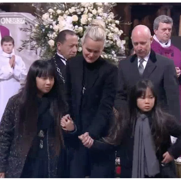 Laeticia Hallyday, Jade et Joy embrassent le cercueil de Johnny Hallyday à Paris, le 9 décembre 2017.



