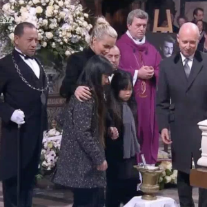 Laeticia Hallyday, Jade et Joy embrassent le cercueil de Johnny Hallyday à Paris, le 9 décembre 2017.




