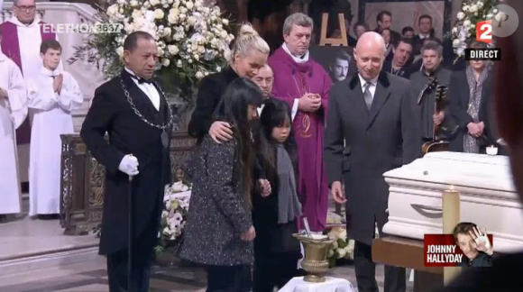 Laeticia Hallyday, Jade et Joy embrassent le cercueil de Johnny Hallyday à Paris, le 9 décembre 2017.



