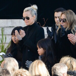 David Hallyday, Laura Smet, Laeticia Hallyday, ses filles Jade et Joy devant l'église de la Madeleine pour les obsèques de Johnny Hallyday à Paris, France, le 9 décembre 2017. © Veeren/Bestimage