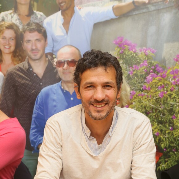 Exclusif - Kamel Belghazi - Séance de dédicaces à l'occasion du livre commémorant les 25 ans de la série "Une famille formidable" à la librairie Gibert Joseph à Paris, le 09 décembre 2017 © CVS/Bestimage