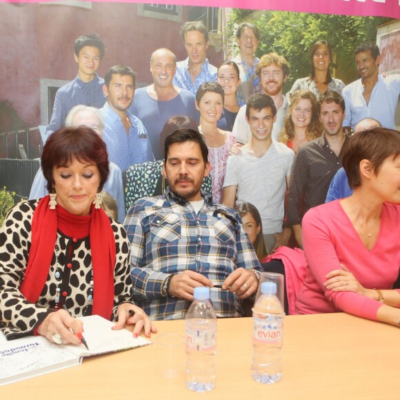 Exclusif - Joël Santoni, Anny duperey, Alexandre Thibault, Cécile Caillaud - Séance de dédicaces à l'occasion du livre commémorant les 25 ans de la série "Une famille formidable" à la librairie Gibert Joseph à Paris, le 09 décembre 2017 © CVS/Bestimage