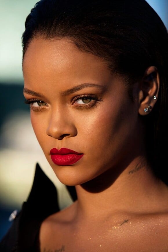 Rihanna lance le rouge à lèvres "Stunna" pour FentyBeauty. 2017.