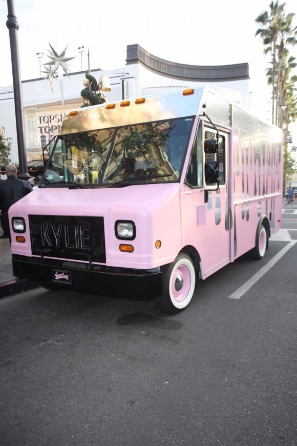 Le "Kylie Truck" de Kylie Cosmetics commence sa tournée à The Grove. Los Angeles, le 8 décembre 2017.