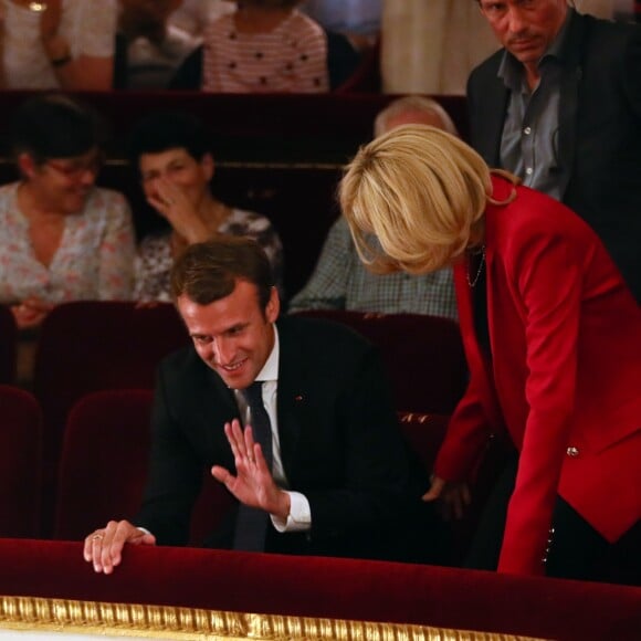 Exclusif - Marc Ladreit de Lacharrière, le président de la République Emmanuel Macron, son épouse Brigitte Macron et Jean-Claude Camus - Représentation de la pièce de théâtre "Le Tartuffe" au théâtre de la porte Saint-Martin à Paris, le 14 octobre 2017. © Sébastien Valiela/Bestimage