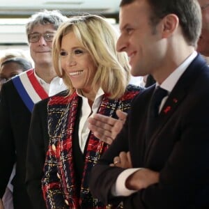 Le président Emmanuel Macron et son épouse Brigitte Macron visitent le centre hospitalier Delafontaine à Saint-Denis. Le 1er décembre 2017. © Stéphane Lemouton / Bestimage