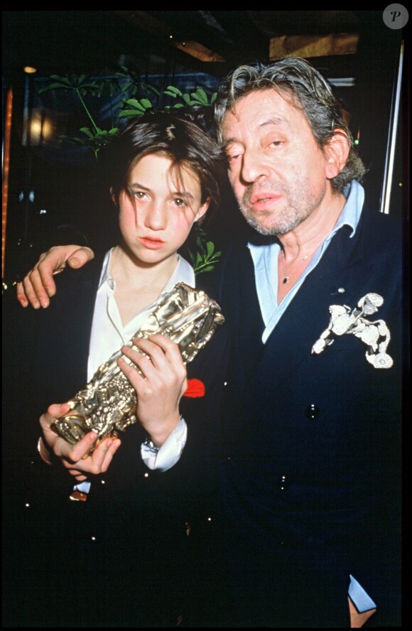 Charlotte Gainsbourg et son père Serge lors de la cérémonie des César qui la voit triompher pour "L'Effrontée, le 23 février 1986.