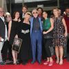 Charles Aznavour avec sa petite-fille Leila (chemisier vert), sa fille Katia (robe noire à fleurs), sa fille Seda (robe noire et ceinture blanche), son fils Nicolas (chemise blanche), Kristina Si (foulard rose) et des membres de sa famille lors de la remise de son étoile sur le Hollywood Walk of Fame à Los Angeles, le 24 août 2017.