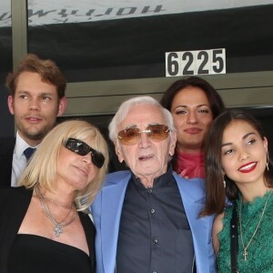 Charles Aznavour avec sa petite-fille Leila (chemisier vert), sa fille Katia (robe noire à fleurs), sa fille Seda (robe noire et ceinture blanche), son fils Nicolas (chemise blanche), Kristina Si (foulard rose) et des membres de sa famille lors de la remise de son étoile sur le Hollywood Walk of Fame à Los Angeles, le 24 août 2017.