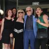 Charles Aznavour avec sa petite-fille Leila (chemisier vert), sa fille Seda (robe noire et ceinture blanche) et des membres de sa famille lors de la remise de son étoile sur le Hollywood Walk of Fame à Los Angeles, le 24 août 2017.