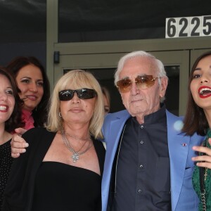 Charles Aznavour avec sa petite-fille Leila (chemisier vert), sa fille Seda (robe noire et ceinture blanche) et des membres de sa famille lors de la remise de son étoile sur le Hollywood Walk of Fame à Los Angeles, le 24 août 2017.
