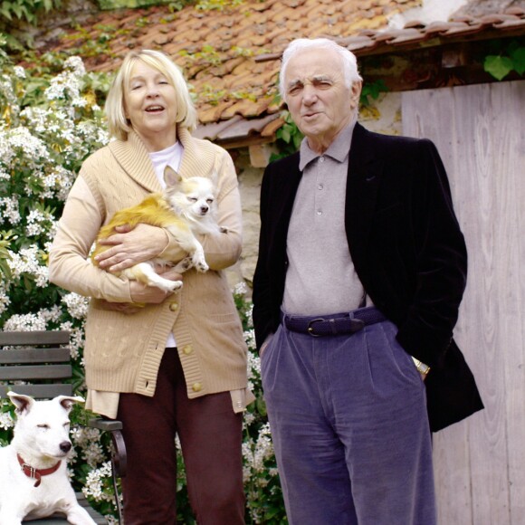 Exclu - Charles Aznavour et sa femme Ulla dans leur maison dans les Yvelines, en 2009