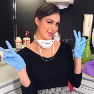 Iris Mittenare dans un cabinet de dentiste lors d'un tournage pour TF1, le 12 décembre 2017.