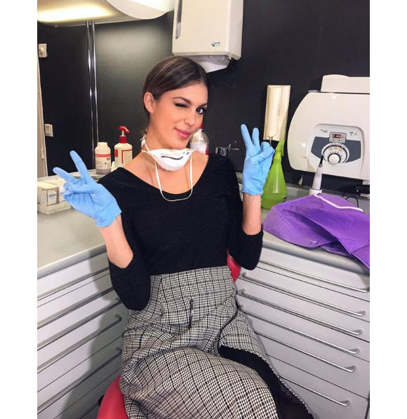 Iris Mittenare dans un cabinet de dentiste lors d'un tournage pour TF1, le 12 décembre 2017.