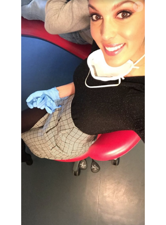 Iris Mittenaere dans un cabinet de dentiste lors d'un tournage pour TF1, le 12 décembre 2017.