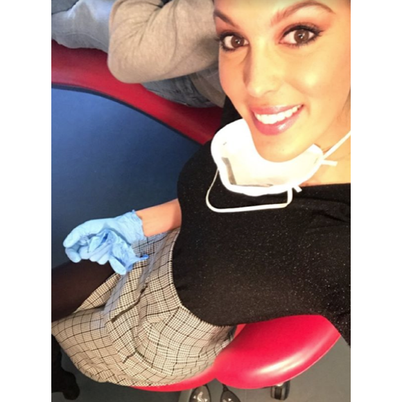 Iris Mittenaere dans un cabinet de dentiste lors d'un tournage pour TF1, le 12 décembre 2017.