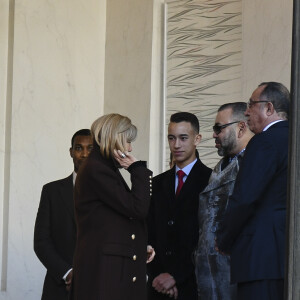 Brigitte Macron (Trogneux), Mohammed VI, roi du Maroc et son fils le prince Hassan - Le président Emmanuel Macron quitte le palais de l'Elysée avec les chefs d'état du One Planet Summit pour rejoindre un bateau au Pont Alexandre III à Paris le 12 décembre 2017. © Pierre Perusseau / Bestimage