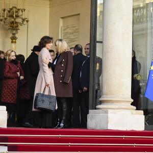 Audrey Azoulay, directrice générale de l'UNESCO et Brigitte Macron (Trogneux) - Le président Emmanuel Macron quitte le palais de l'Elysée avec les chefs d'état du One Planet Summit pour rejoindre un bateau au Pont Alexandre III à Paris le 12 décembre 2017. © Pierre Perusseau / Bestimage