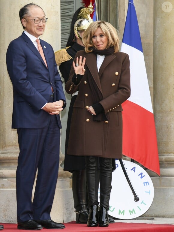 Jim Yong Kim et Brigitte Macron (Trogneux) - Les chefs de la délégation et les principaux partenaires du "One Planet Summit" reçus au palais de l'Elysée par le président de la République française à Paris. Le 12 décembre 2017 © Pierre Perusseau / Bestimage