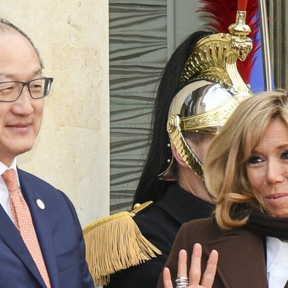 Jim Yong Kim et Brigitte Macron (Trogneux) - Les chefs de la délégation et les principaux partenaires du "One Planet Summit" reçus au palais de l'Elysée par le président de la République française à Paris. Le 12 décembre 2017 © Pierre Perusseau / Bestimage