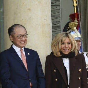 Jim Yong Kim, Brigitte Macron (Trogneux) - Les chefs de la délégation et les principaux partenaires du "One Planet Summit" reçus au palais de l'Elysée par le président de la République française à Paris. Le 12 décembre 2017 © Pierre Perusseau / Bestimage