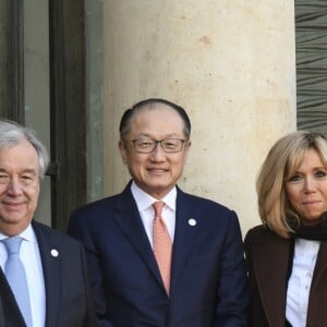 Le roi Mohammed VI du Maroc, Antonio Guterres, Jim Yong Kim, Brigitte Macron (Trogneux) et le prince Hassan du Maroc - Les chefs de la délégation et les principaux partenaires du "One Planet Summit" reçus au palais de l'Elysée par le président de la République française à Paris. Le 12 décembre 2017 © Pierre Perusseau / Bestimage