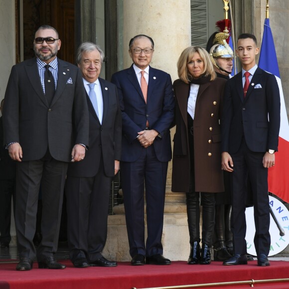 Le roi Mohammed VI du Maroc, Antonio Guterres, Jim Yong Kim, Brigitte Macron (Trogneux) et le prince Hassan du Maroc - Les chefs de la délégation et les principaux partenaires du "One Planet Summit" reçus au palais de l'Elysée par le président de la République française à Paris. Le 12 décembre 2017 © Pierre Perusseau / Bestimage