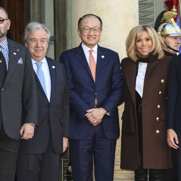 Le roi Mohammed VI du Maroc, Antonio Guterres, Jim Yong Kim, Brigitte Macron (Trogneux) et le prince Hassan du Maroc - Les chefs de la délégation et les principaux partenaires du "One Planet Summit" reçus au palais de l'Elysée par le président de la République française à Paris. Le 12 décembre 2017 © Pierre Perusseau / Bestimage