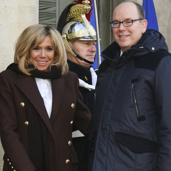 Brigitte Macron (Trogneux) et le prince Albert II de Monaco - Les chefs de la délégation et les principaux partenaires du "One Planet Summit" reçus au palais de l'Elysée par le président de la République française à Paris. Le 12 décembre 2017 © Pierre Perusseau / Bestimage