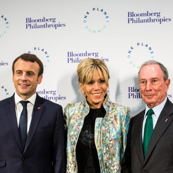 Emmanuel Macron, président de la République française, sa femme la Première Dame Brigitte Macron (Trogneux) et Michael R. Bloomberg, envoyé spécial auprès du Secrétaire général des Nations Unies pour les villes et le changement climatique - Dîner à l'occasion du One Planet Summit organisé par Bloomberg au Grand Palais à Paris, France, le 11 décembre 2017. © Romain Gaillard/Pool/Bestimage