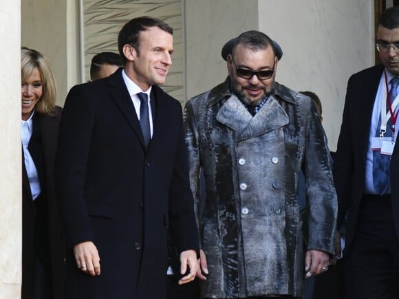 Brigitte Macron (Trogneux), Emmanuel Macron et Mohammed VI, roi du Maroc - Le président Emmanuel Macron quitte le palais de l'Elysée avec les chefs d'état du One Planet Summit pour rejoindre un bateau au Pont Alexandre III à Paris le 12 décembre 2017. © Pierre Perusseau / Bestimage