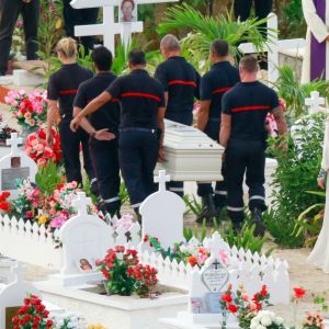 Laeticia Hallyday, Laura Smet, David Hallyday, Carl (chauffeur et garde du corps), Elyette (Mamie Rock) - Obsèques de Johnny Hallyday au cimetière de Lorient sur l'île Saint-Barthélemy, Antilles françaises, le 11 décembre 2017.