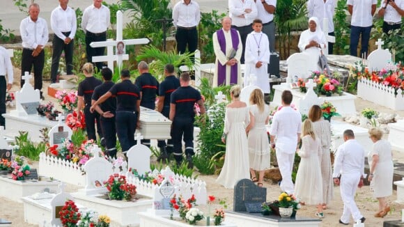 Johnny Hallyday inhumé à Saint-Barth : Les bouleversantes larmes de Laeticia