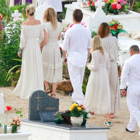 Laeticia Hallyday, Laura Smet, David Hallyday, Carl (chauffeur et garde du corps), Elyette (Mamie Rock) - Obsèques de Johnny Hallyday au cimetière de Lorient sur l'île Saint-Barthélemy, Antilles françaises, le 11 décembre 2017.