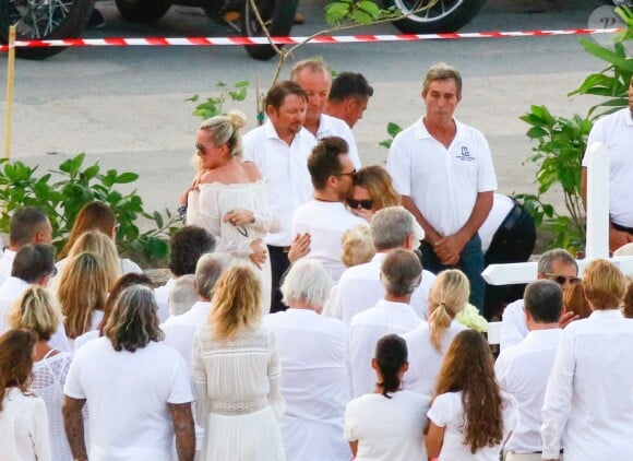 Françoise Thibaut (mère de L. Hallyday), Laeticia Hallyday, David Hallyday, Laura Smet - Obsèques de Johnny Hallyday au cimetière de Lorient sur l'île Saint-Barthélemy, Antilles françaises, le 11 décembre 2017.