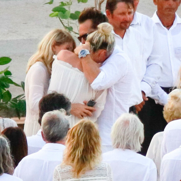 Françoise Thibaut (mère de L. Hallyday), Laeticia Hallyday, David Hallyday - Obsèques de Johnny Hallyday au cimetière de Lorient sur l'île Saint-Barthélemy, Antilles françaises, le 11 décembre 2017.