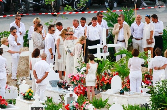 Elyette (Mamie Rock), Alexandra Pastor, David Hallyday, Laura Smet, Laeticia Hallyday, Françoise Thibaut (mère de L. Hallyday) - Obsèques de Johnny Hallyday au cimetière de Lorient sur l'île Saint-Barthélemy, Antilles françaises, le 11 décembre 2017.