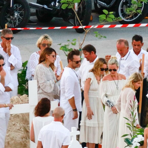 Elyette (Mamie Rock), Alexandra Pastor, David Hallyday, Laura Smet, Laeticia Hallyday, Françoise Thibaut (mère de L. Hallyday) - Obsèques de Johnny Hallyday au cimetière de Lorient sur l'île Saint-Barthélemy, Antilles françaises, le 11 décembre 2017.