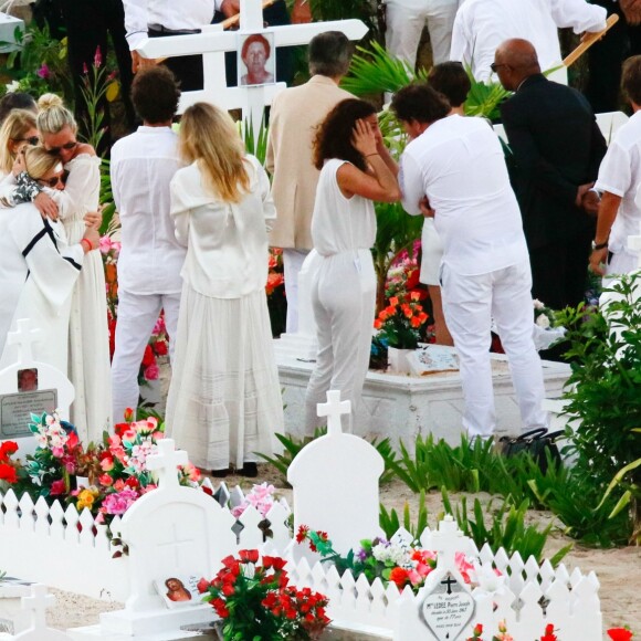 Maxim Nucci (Yodelice), Elyette (mamie rock), Laeticia Hallyday, Hélène Darroze - Obsèques de Johnny Hallyday au cimetière de Lorient sur l'île Saint-Barthélemy, Antilles françaises, le 11 décembre 2017.