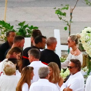 Laeticia Hallyday, Laura Smet - Obsèques de Johnny Hallyday au cimetière de Lorient sur l'île Saint-Barthélemy, Antilles françaises, le 11 décembre 2017.