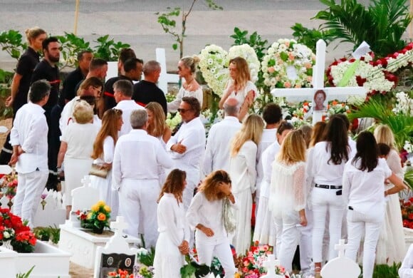 Laeticia Hallyday, Laura Smet - Obsèques de Johnny Hallyday au cimetière de Lorient sur l'île Saint-Barthélemy, Antilles françaises, le 11 décembre 2017.