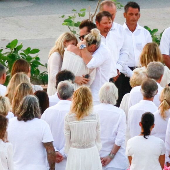 Jean-Claude Darmon, Sébastien Farran, Carl (chauffeur et garde du corps de Laeticia et Johnny Hallyday), David et Laeticia Hallyday et Françoise Thibaut (mère de L. Hallyday) - Obsèques de Johnny Hallyday au cimetière de Lorient sur l'île Saint-Barthélemy, Antilles françaises, le 11 décembre 2017.